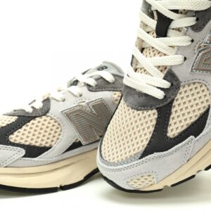【AT12828】ニューバランスM2010シリーズ レトロランニングシューズ - クラシックな遺伝子と現代美学の融合 | New Balance