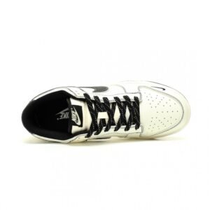【AT12858】ナイキSBダンクロークラシックローカットスケートシューズ - ベージュと黒のスケートスニーカー | Nike x Dunk