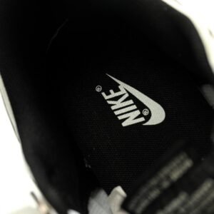 【AT12858】ナイキSBダンクロークラシックローカットスケートシューズ - ベージュと黒のスケートスニーカー | Nike x Dunk