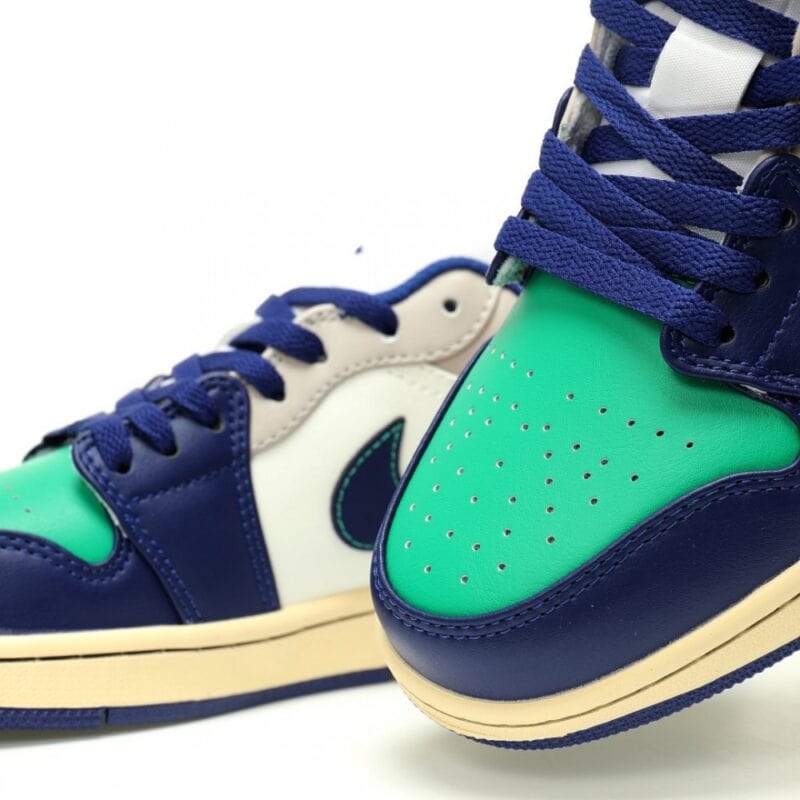 【AT12895】ナイキ エア ジョーダン 1 ロー 青緑オフホワイト バスケットボールシューズ | Air Jordan