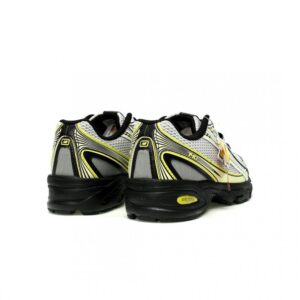 【AT12930】New Balance 740シリーズ レトロランニングシューズ スタイリッシュな金属シルバーと黒のペールイエローカラー | New Balance