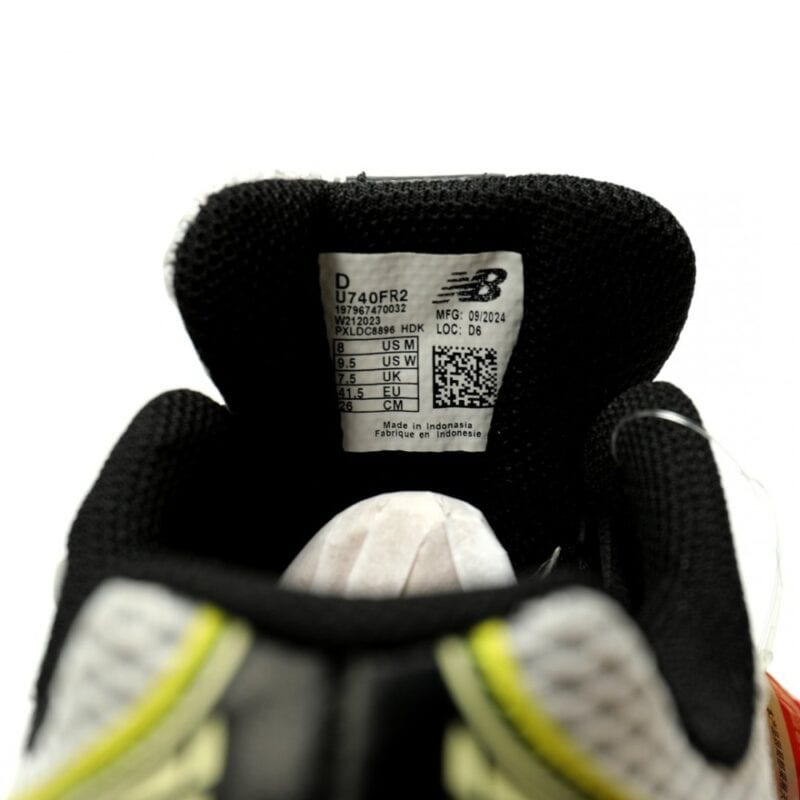 【AT12930】New Balance 740シリーズ レトロランニングシューズ スタイリッシュな金属シルバーと黒のペールイエローカラー | New Balance
