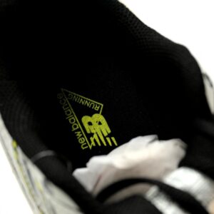 【AT12930】New Balance 740シリーズ レトロランニングシューズ スタイリッシュな金属シルバーと黒のペールイエローカラー | New Balance