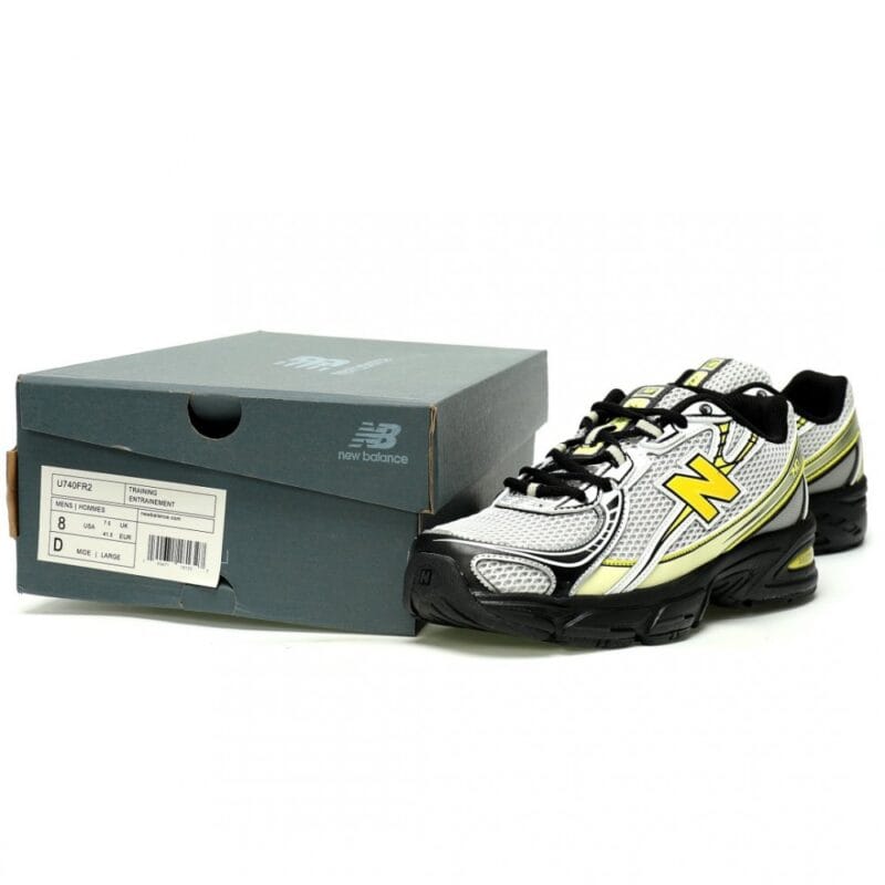 【AT12930】New Balance 740シリーズ レトロランニングシューズ スタイリッシュな金属シルバーと黒のペールイエローカラー | New Balance