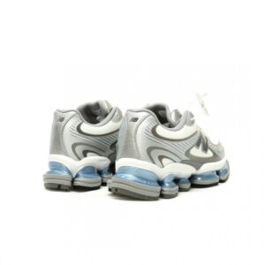【AT13109】New Balance U2000シリーズランニングシューズ - シルバーグレーグレイシャーブルー | New Balance