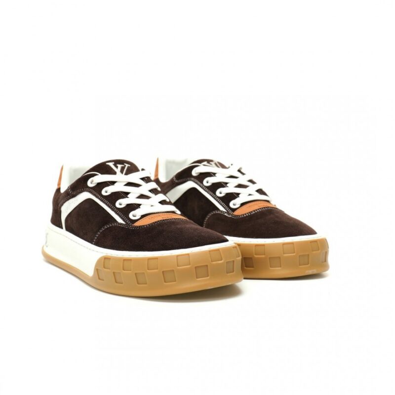 【AT13207】LOUIS VUITTON(ルイヴィトン)Tilted(ティルテッド)スポーツシューズ - 高級固色スウェードレザーアッパーと快適なEVAインソール搭載 | Louis Vuitton Paris