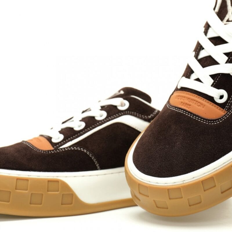 【AT13207】LOUIS VUITTON(ルイヴィトン)Tilted(ティルテッド)スポーツシューズ - 高級固色スウェードレザーアッパーと快適なEVAインソール搭載 | Louis Vuitton Paris