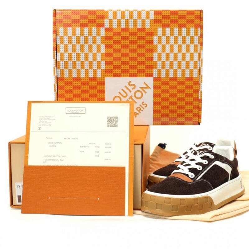 【AT13207】LOUIS VUITTON(ルイヴィトン)Tilted(ティルテッド)スポーツシューズ - 高級固色スウェードレザーアッパーと快適なEVAインソール搭載 | Louis Vuitton Paris