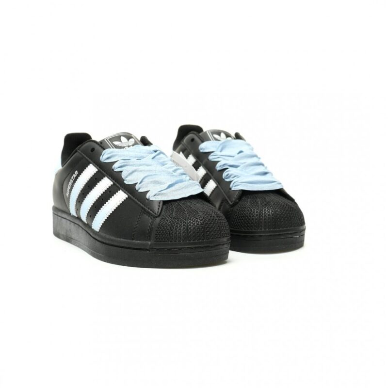 【AT13584】アディダスの黒色スーパースターIIシェルトゥ | スウェードアッパーとTrifoliumロゴ入り | ストリートファッション | Adidas Superstars