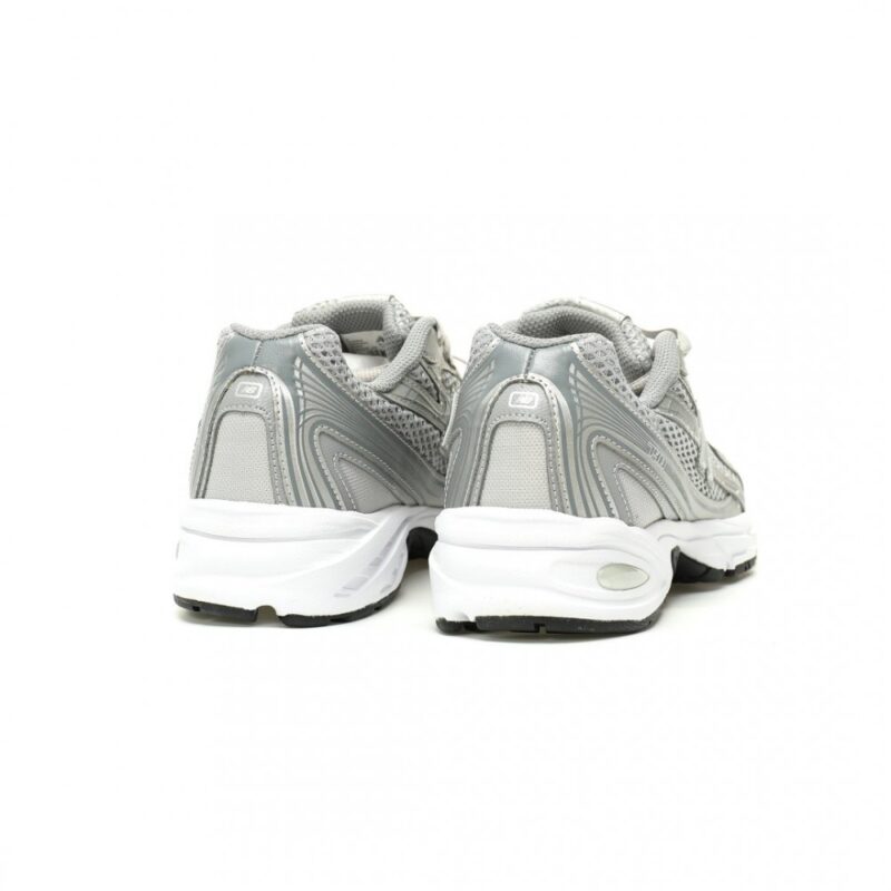 【AT13685】New Balance MR740シリーズレトロランニングシューズ - 高品質素材と快適性を兼ね備えた都会的なランニングシューズ | New Balance