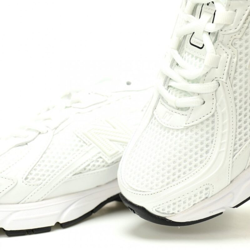 【AT13992】New Balance MR740シリーズランニングシューズ - レトロなダディシューズデザインと快適性を兼ね備えたランニング用スニーカー | New Balance