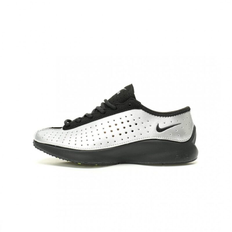 【AT14032】Nike Air Max Moto 2Kシリーズのシルバーメタリックローカットスニーカー | Nike Air Max
