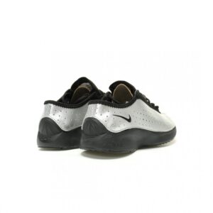 【AT14032】Nike Air Max Moto 2Kシリーズのシルバーメタリックローカットスニーカー | Nike Air Max