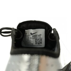 【AT14032】Nike Air Max Moto 2Kシリーズのシルバーメタリックローカットスニーカー | Nike Air Max