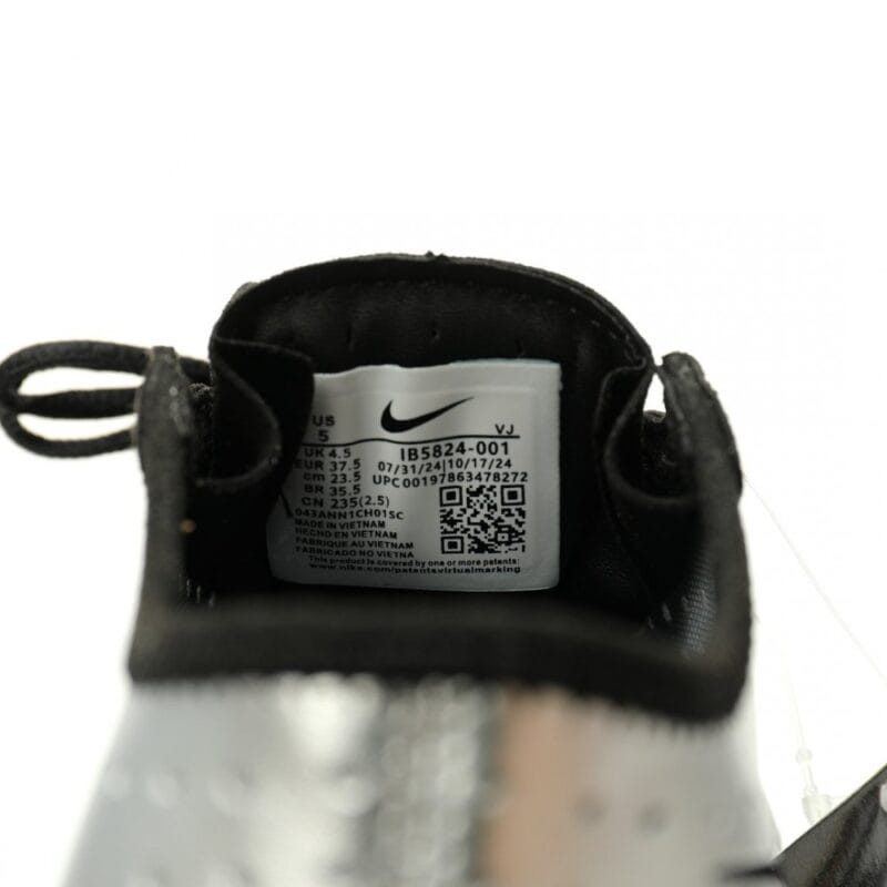 【AT14032】Nike Air Max Moto 2Kシリーズのシルバーメタリックローカットスニーカー | Nike Air Max