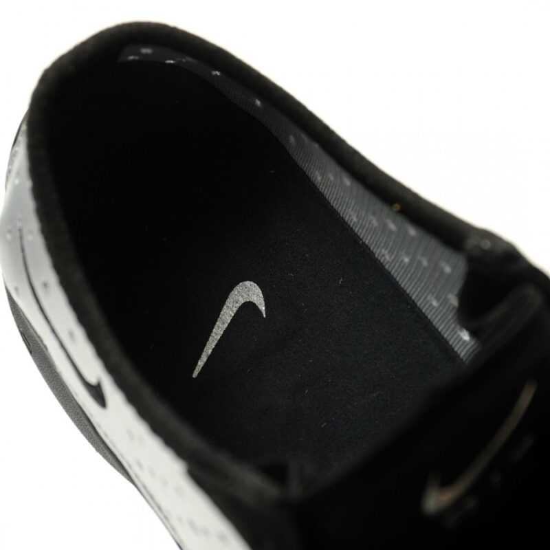 【AT14032】Nike Air Max Moto 2Kシリーズのシルバーメタリックローカットスニーカー | Nike Air Max