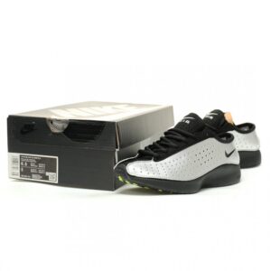 【AT14032】Nike Air Max Moto 2Kシリーズのシルバーメタリックローカットスニーカー | Nike Air Max