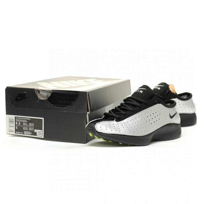 【AT14032】Nike Air Max Moto 2Kシリーズのシルバーメタリックローカットスニーカー | Nike Air Max