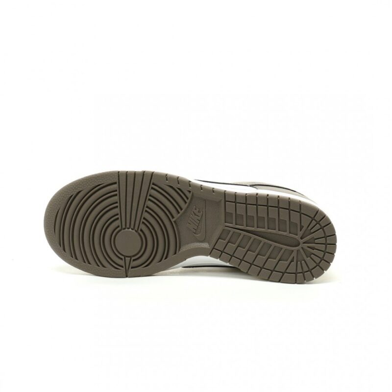 【AT14042】ニュートラルカラーのNike SB Dunk Low ウォーキングシューズ | Dunk