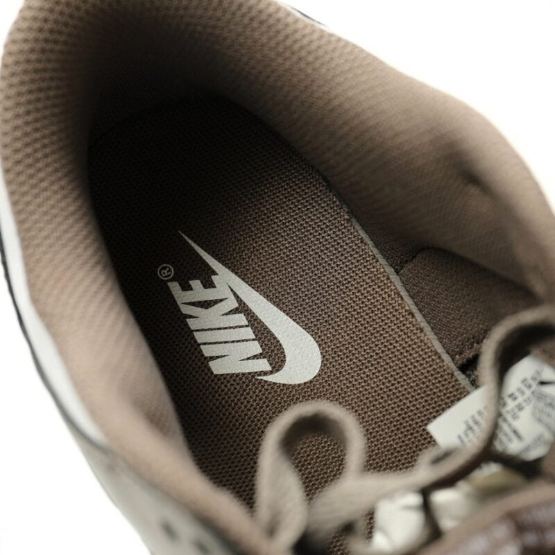 【AT14042】ニュートラルカラーのNike SB Dunk Low ウォーキングシューズ | Dunk