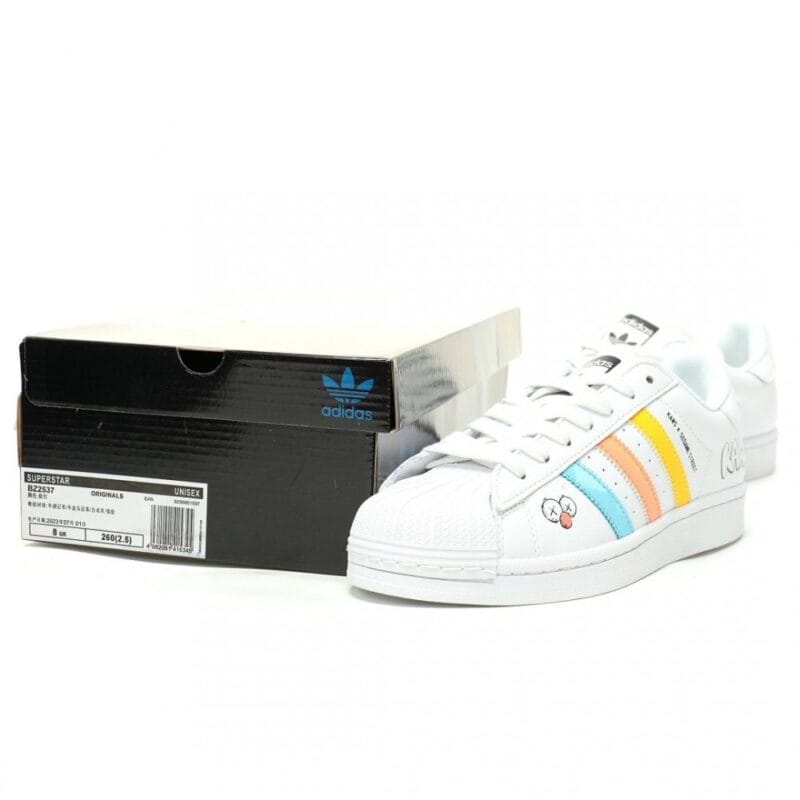 【AT14099】カウズとAdidas Originalsコラボのスーパースター スニーカー レザーアッパー素材、快適なサポート付き | Superstar