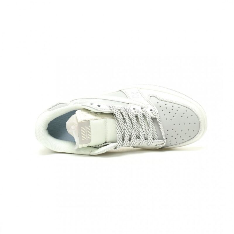 【AT14395】Travis Scott × Off-White × Nike Air Jordan 1 Low スニーカー - グレーと白のコラボデザイン | Travis Scott x Nike