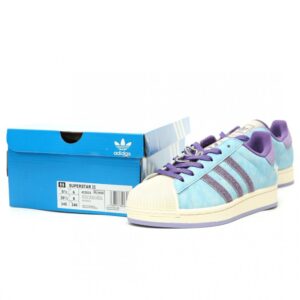 【AT14811】アディダス・オリジナルスのクラシックスーパースターII：天空青と紫のスポーツシューズ | Adidas Superstar