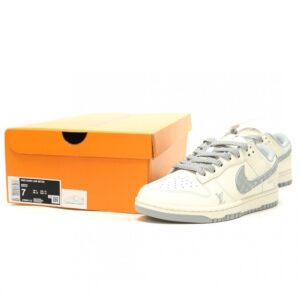 【AT14826】ルイ・ヴィトン×ナイキSB ダンク ロー スニーカー：モノグラムプリント素材と高品質リザード加工の牛革が融合した限定コラボ | Louis Vuitton x Nike