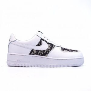 【AT1494】Dior × Nike Nike Air Force 1 Low ナイキ（Nike）のエアフォース1（Air Force 1）ローは、ディオール（Dior）とのコラボレーションで、ローカットのカジュアルなスポーツスニーカーです。