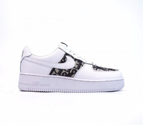 【AT1494】Dior × Nike Nike Air Force 1 Low ナイキ（Nike）のエアフォース1（Air Force 1）ローは、ディオール（Dior）とのコラボレーションで、ローカットのカジュアルなスポーツスニーカーです。