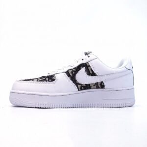 【AT1494】Dior × Nike Nike Air Force 1 Low ナイキ（Nike）のエアフォース1（Air Force 1）ローは、ディオール（Dior）とのコラボレーションで、ローカットのカジュアルなスポーツスニーカーです。