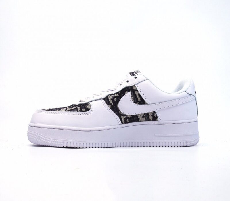 【AT1494】Dior × Nike Nike Air Force 1 Low ナイキ（Nike）のエアフォース1（Air Force 1）ローは、ディオール（Dior）とのコラボレーションで、ローカットのカジュアルなスポーツスニーカーです。