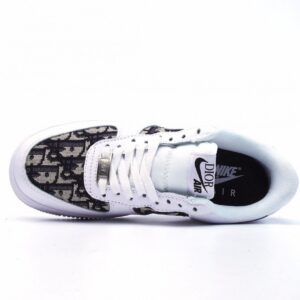 【AT1494】Dior × Nike Nike Air Force 1 Low ナイキ（Nike）のエアフォース1（Air Force 1）ローは、ディオール（Dior）とのコラボレーションで、ローカットのカジュアルなスポーツスニーカーです。