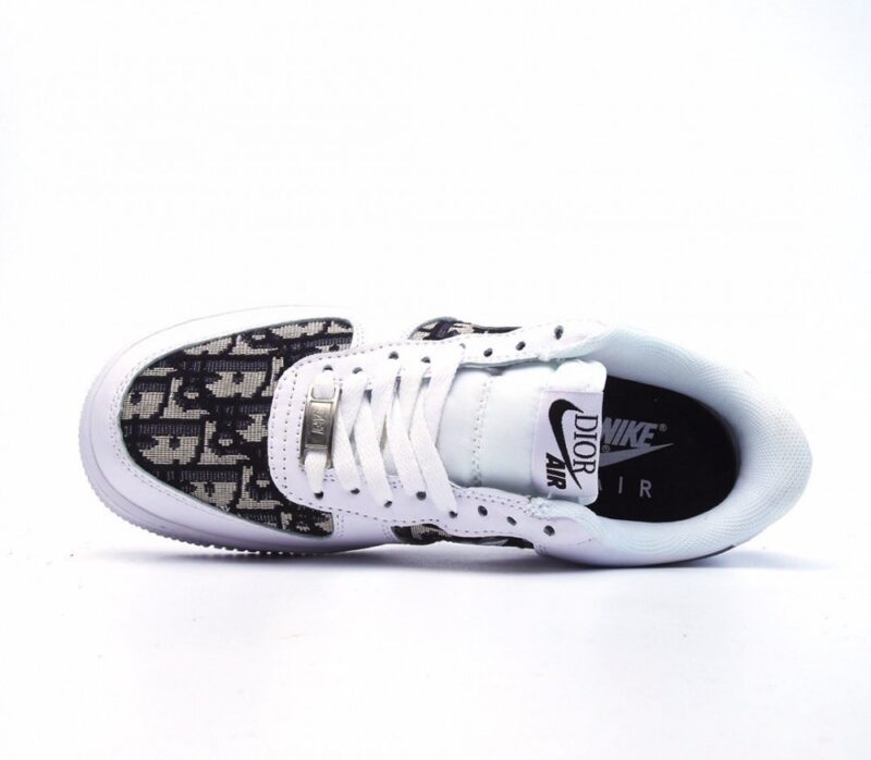 【AT1494】Dior × Nike Nike Air Force 1 Low ナイキ（Nike）のエアフォース1（Air Force 1）ローは、ディオール（Dior）とのコラボレーションで、ローカットのカジュアルなスポーツスニーカーです。