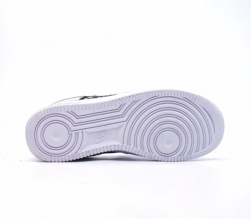 【AT1494】Dior × Nike Nike Air Force 1 Low ナイキ（Nike）のエアフォース1（Air Force 1）ローは、ディオール（Dior）とのコラボレーションで、ローカットのカジュアルなスポーツスニーカーです。