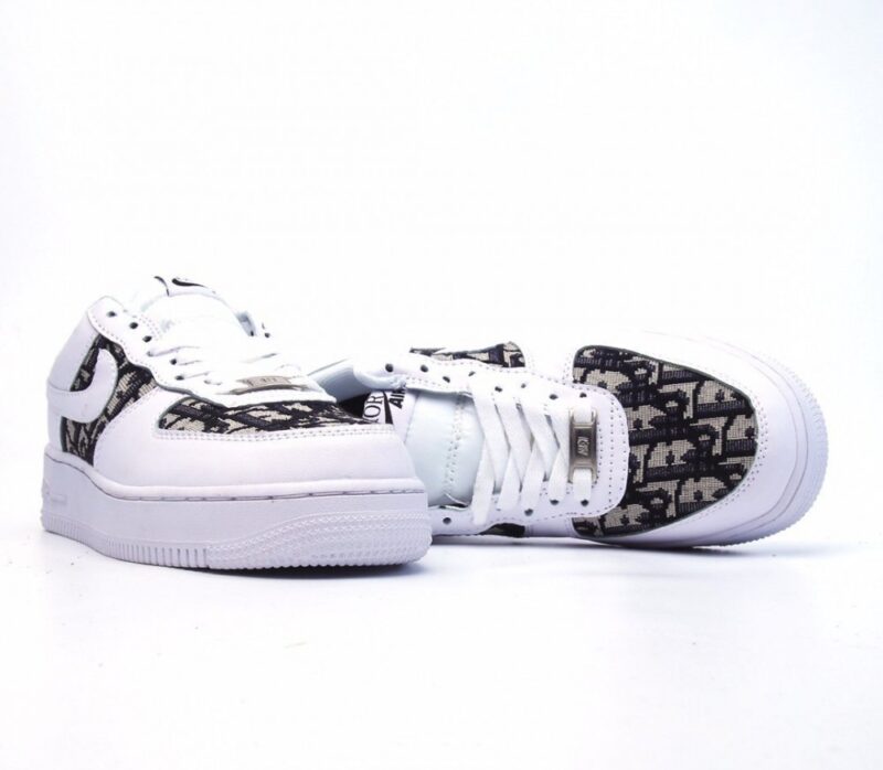 【AT1494】Dior × Nike Nike Air Force 1 Low ナイキ（Nike）のエアフォース1（Air Force 1）ローは、ディオール（Dior）とのコラボレーションで、ローカットのカジュアルなスポーツスニーカーです。