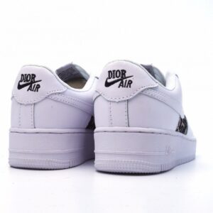 【AT1494】Dior × Nike Nike Air Force 1 Low ナイキ（Nike）のエアフォース1（Air Force 1）ローは、ディオール（Dior）とのコラボレーションで、ローカットのカジュアルなスポーツスニーカーです。