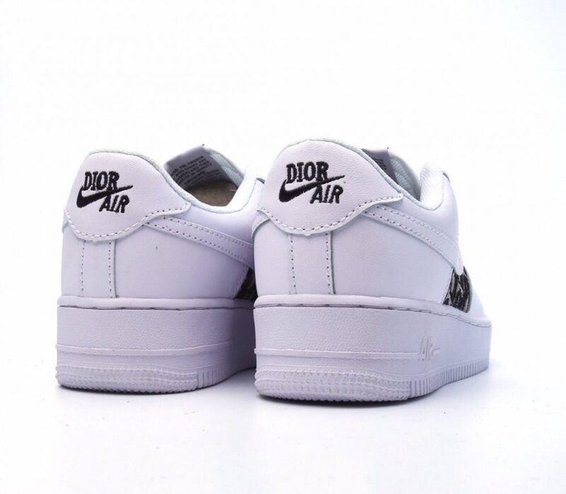 【AT1494】Dior × Nike Nike Air Force 1 Low ナイキ（Nike）のエアフォース1（Air Force 1）ローは、ディオール（Dior）とのコラボレーションで、ローカットのカジュアルなスポーツスニーカーです。