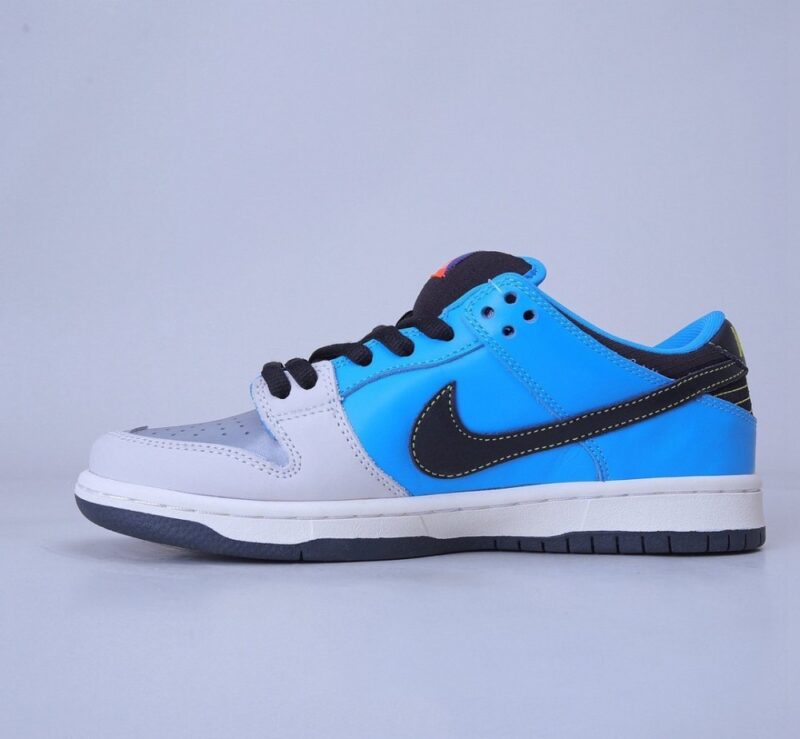 【AT1499】Instant Skateboards x Nike Dunk SB LowSB ナイキ インスタントスケートボード x ナイキ ダンク SB LowSB スケートボードシューズ ブルーグレーとシルバー 可愛い犬の頭と骨 日本の有名なスケートボードショップとコラボ ユニークなコラボレーション