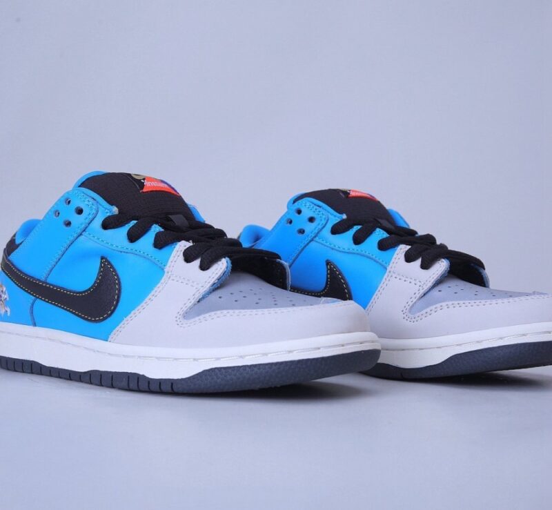 【AT1499】Instant Skateboards x Nike Dunk SB LowSB ナイキ インスタントスケートボード x ナイキ ダンク SB LowSB スケートボードシューズ ブルーグレーとシルバー 可愛い犬の頭と骨 日本の有名なスケートボードショップとコラボ ユニークなコラボレーション