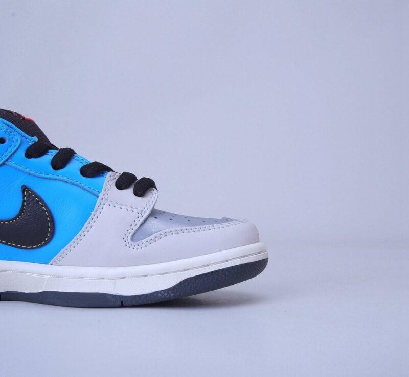 【AT1499】Instant Skateboards x Nike Dunk SB LowSB ナイキ インスタントスケートボード x ナイキ ダンク SB LowSB スケートボードシューズ ブルーグレーとシルバー 可愛い犬の頭と骨 日本の有名なスケートボードショップとコラボ ユニークなコラボレーション