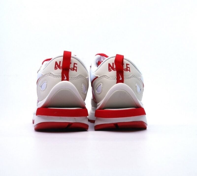 【AT1500】Sacai X NIKe vaporWaffle ナイキとサカイのコラボレーションによるVaporWaffle 3.0は、PegasusとVaporFlyのデザイン要素を融合させたスポーツシューズです。