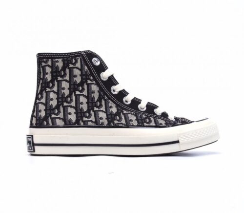 【AT1505】Converse x Dior コンバース X ディオールコラボレーション オールブラックカラー正規品のディオールキャンバス素材 織り方の工夫が施されており、ダブルストライプの正規工場硫化加工が施されています。