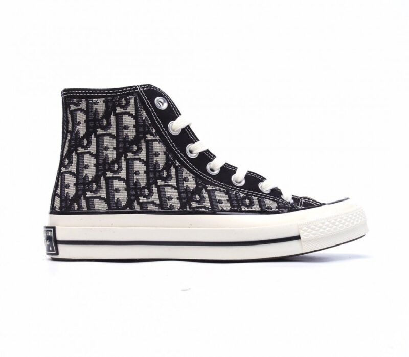 【AT1505】Converse x Dior コンバース X ディオールコラボレーション オールブラックカラー正規品のディオールキャンバス素材 織り方の工夫が施されており、ダブルストライプの正規工場硫化加工が施されています。