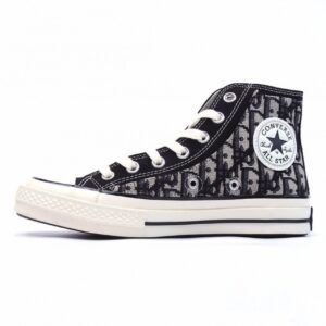 【AT1505】Converse x Dior コンバース X ディオールコラボレーション オールブラックカラー正規品のディオールキャンバス素材 織り方の工夫が施されており、ダブルストライプの正規工場硫化加工が施されています。