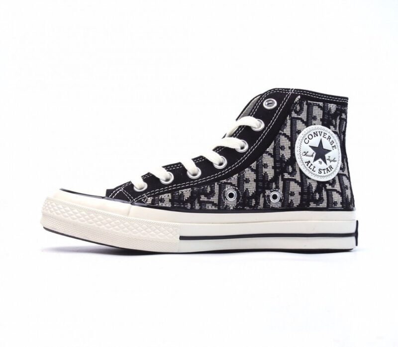 【AT1505】Converse x Dior コンバース X ディオールコラボレーション オールブラックカラー正規品のディオールキャンバス素材 織り方の工夫が施されており、ダブルストライプの正規工場硫化加工が施されています。