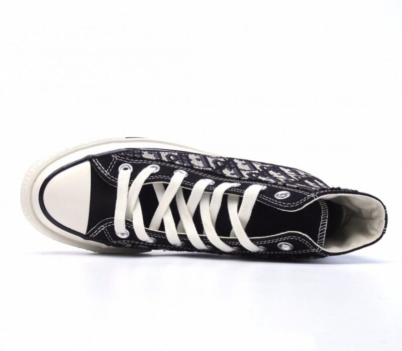 【AT1505】Converse x Dior コンバース X ディオールコラボレーション オールブラックカラー正規品のディオールキャンバス素材 織り方の工夫が施されており、ダブルストライプの正規工場硫化加工が施されています。