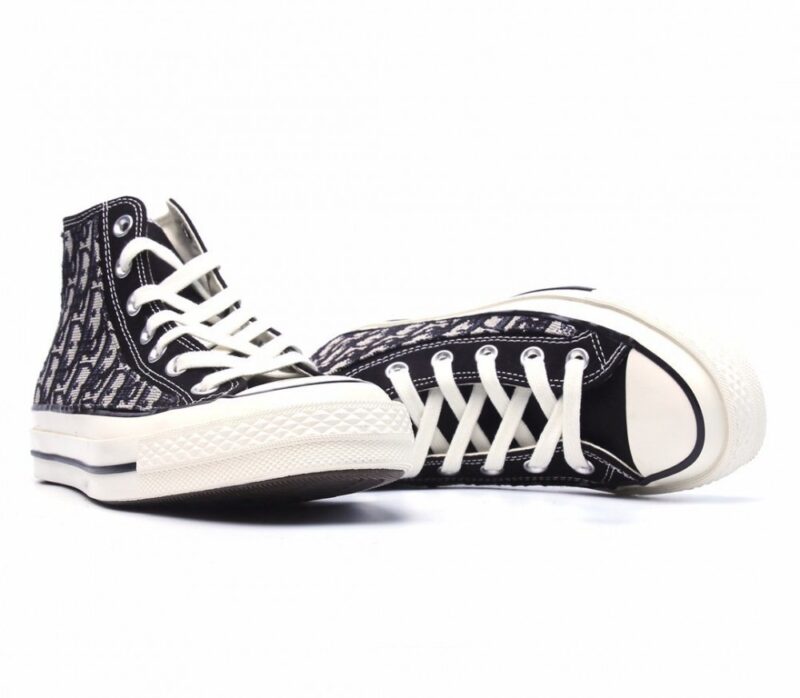 【AT1505】Converse x Dior コンバース X ディオールコラボレーション オールブラックカラー正規品のディオールキャンバス素材 織り方の工夫が施されており、ダブルストライプの正規工場硫化加工が施されています。
