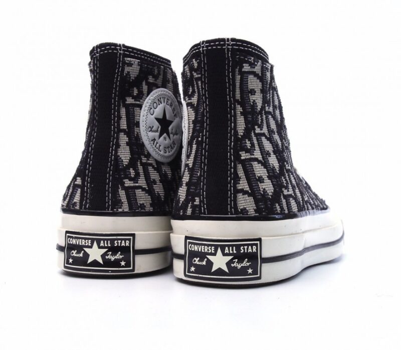 【AT1505】Converse x Dior コンバース X ディオールコラボレーション オールブラックカラー正規品のディオールキャンバス素材 織り方の工夫が施されており、ダブルストライプの正規工場硫化加工が施されています。