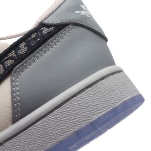 【AT1513】ナイキとディオールのコラボレーションによるAJ1ホワイトグレーシリーズ。Dior x Air Jordan 1 lowが登場！